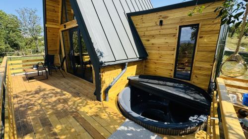 Valea Mare-Pravat House | Cozy A-Frame Cabin with Private Hot Tub - Chiang Mai