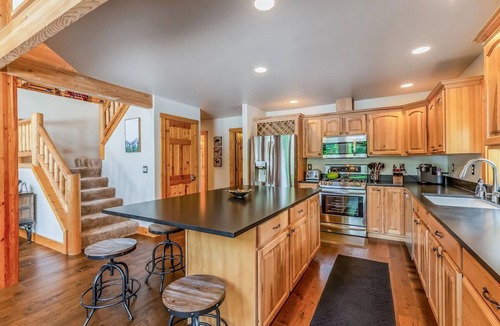 Cle Elum Cabin | COZY-A-Frame Mountain Getaway!Easy Access/HotTub-GmRm-Winter - Sun Fun