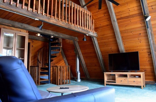 Hudson Cottage | Cozy A-frame on Lime Lake
