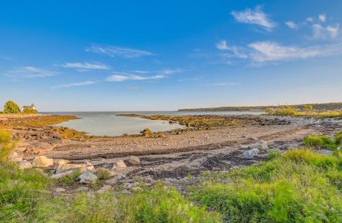 Prospect Harbor House | Cozy Acadia Area Cabin, Walk to Beach & Lighthouse