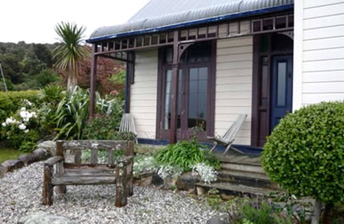 Papatowai Cabin | Cozy Accommodation with Panoramic Views near the Otago Peninsula, New Zealand