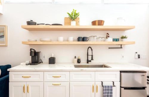 Blackshear-Prospect Hill Apartment | Cozy and Bright Mid-Century Gem in Eastside Action