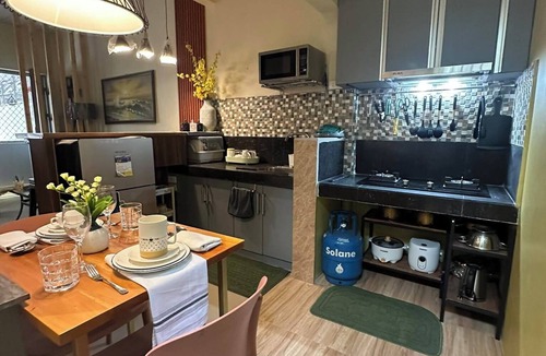 Dau House | Cozy and Charming 2-bedroom townhouse located near Clark and Malls free parking
