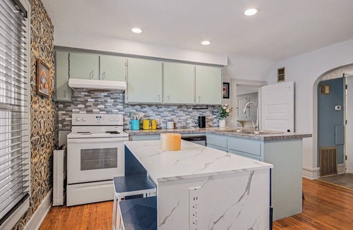 Easttown Apartment | Cozy and charming 2-bedroom Apartment in Grand Rapids with AC