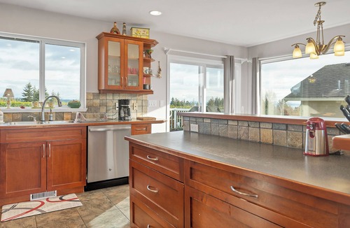 Campbell River House | Cozy and Clean Star’s Chateau