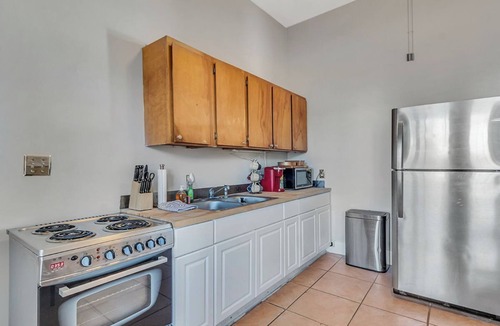 Savannah Victorian District Hotel | Cozy and Comfortable, 2 bedroom, screened porch, Walk to Forsyth Park