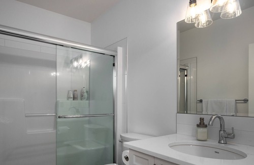 Rutland Apartment | Cozy and Comfortable- Close to airport, UBC