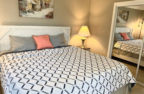 Manteca House | Cozy and comfortable farmhouse with serenity