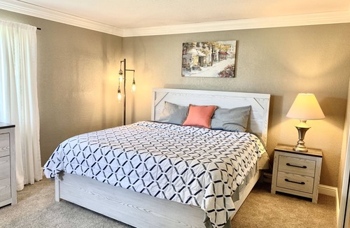 Manteca House | Cozy and comfortable farmhouse with serenity