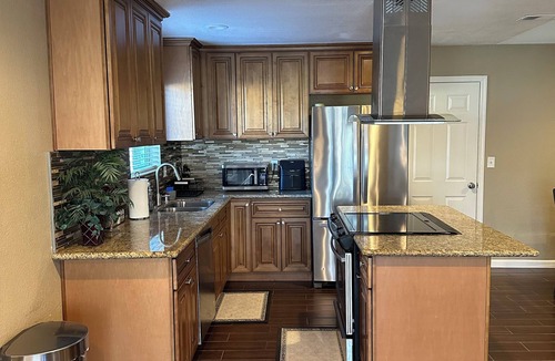 Turlock House | Cozy and Convenient Entire Home For traveling professionals and families