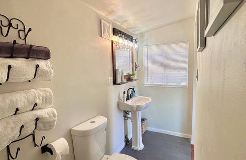 Julian Cottage | Cozy and Quiet Tiny House Cottage with Skylight 2 Minutes from Main Street