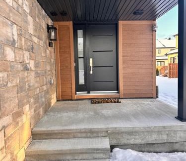 Clarence-Rockland House | Cozy and Spacious Suite in a Pet and Smoke free Home - Self checkin Anytime - Private Ensuit Bath - King Bed - Ultra Fast Wifi - Free Parking - Smart TV