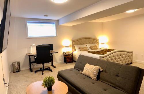 Clarence-Rockland House | Cozy and Spacious Suite in a Pet and Smoke free Home - Self checkin Anytime - Private Ensuit Bath - King Bed - Ultra Fast Wifi - Free Parking - Smart TV