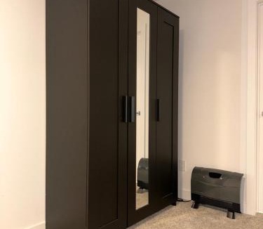 Clarence-Rockland House | Cozy and Spacious Suite in a Pet and Smoke free Home - Self checkin Anytime - Private Ensuit Bath - King Bed - Ultra Fast Wifi - Free Parking - Smart TV