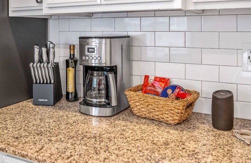 Bentonville House | Cozy and Stylish 3 Bedroom, 2.5 Bath Sleeps 6
