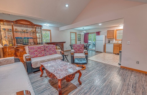 Albrightsville Cottage | "Cozy Antilia" Hot Tub, Sauna & Game Room