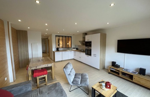 Saint-Jacques-des-Blats Apartment | Cozy apartment sleeps 6, ski access, parking