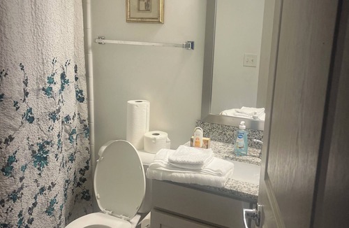 Lebanon Apartment | Cozy Apartment 2bd 2ba with balcony. Washer and dryer included. Full kitchen.