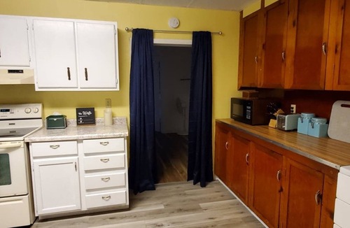 Wabasha Apartment | Cozy Apartment & Deck 1/2 Min. from Mississippi River & National Eagle Center.