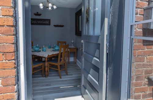 Wabasha Apartment | Cozy Apartment & Deck 1/2 Min. from Mississippi River & National Eagle Center.