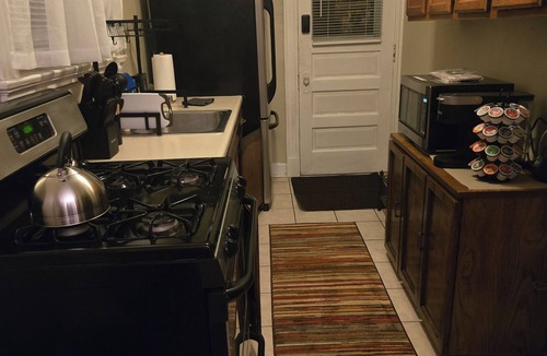 Oakley Apartment | Cozy apartment in charming Cincinnati with WiFi, AC