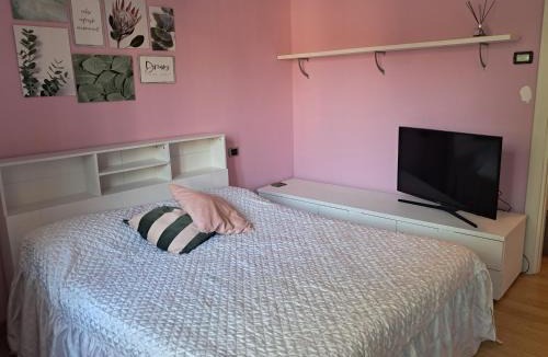 Cusano Milanino House | Cozy apartment in villa 4 PAX- Milano Nord - 200 MT train station to city center, Stazione centrale, Cadorna, airports - private parking place