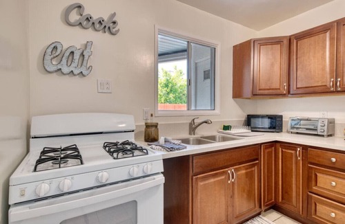 Monrovia Apartment | Cozy Apt Mins From Downtown Myrtle & Metro Station