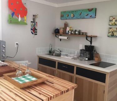 Powell River House | Cozy ,artistic cottage in a garden setting close to the beach and hiking trails.