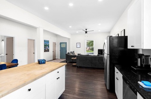 Judson House | Cozy Artsy Home in West GVL + Pet Friendly + Desk