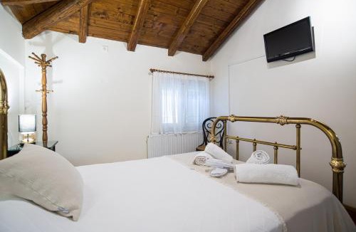 Delfoi Apartment | Cozy Attic Suite - Elia Apartments Chrisso