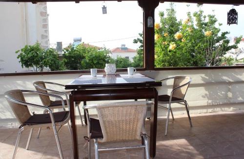 Plaka House | Cozy Backyard House