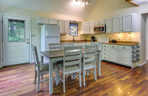 Cynthiana House | Cozy Bainbridge Retreat w/Fireplace + Deck!