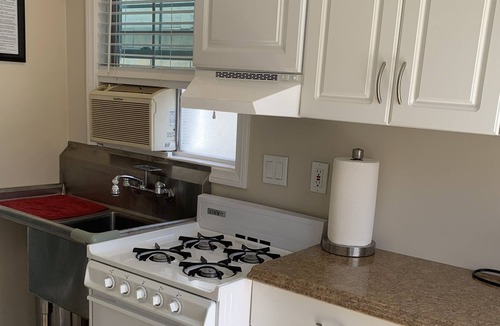 Huntington Beach Cottage | COZY BEACH COTTAGE w/2beach cruisers/beach parking pass No smoking property