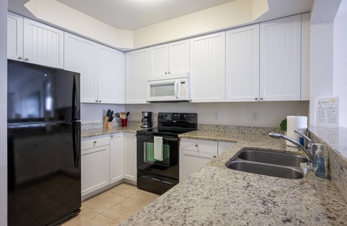 Central Naples Condo | ★Cozy Beach Escape★ 0.9 miles from Clams Pass Beach !