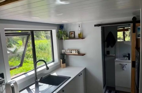 Raglan Cabin | Cozy Beach Tiny House – Where tranquility and comfort meets relaxed surf vibes
