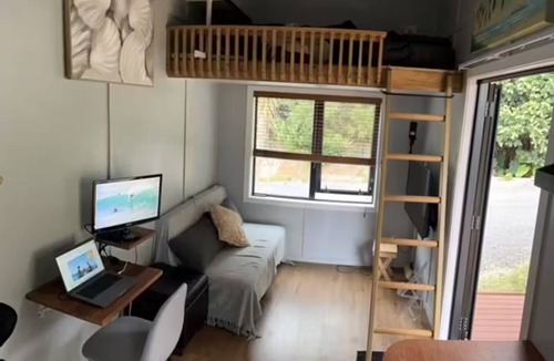 Raglan Cabin | Cozy Beach Tiny House – Where tranquility and comfort meets relaxed surf vibes