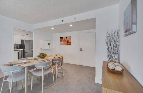 Mid Beach Apartment | Cozy Beachfront Condo w Beach Service/1410