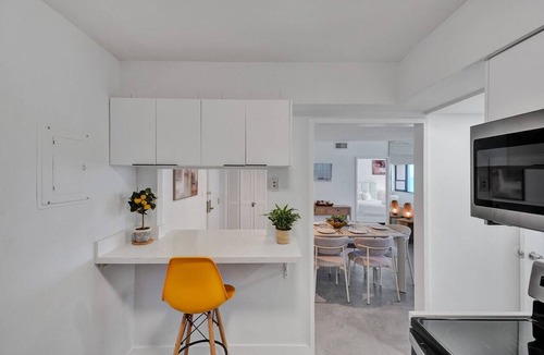 Mid Beach Apartment | Cozy Beachfront Condo w Beach Service/1410