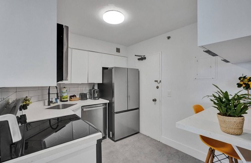 Mid Beach Apartment | Cozy Beachfront Condo w Beach Service/1410