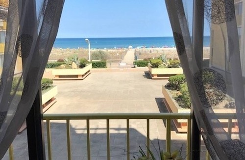 Le Barcares Apartment | Cozy Beachfront Studio Cabin for 4 in Port Barcarès, Near Shops & Aqualand
