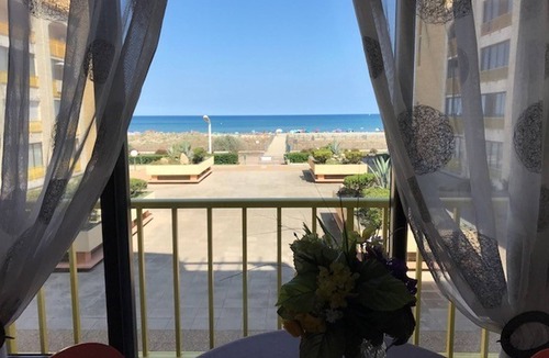Le Barcares Apartment | Cozy Beachfront Studio Cabin for 4 in Port Barcarès, Near Shops & Aqualand