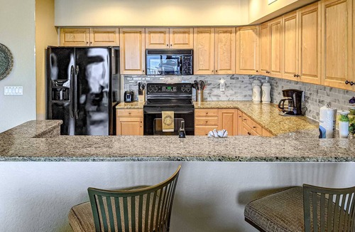 Independence Square Condo | Cozy beachside condo with pool and hot tub walk to restaurants