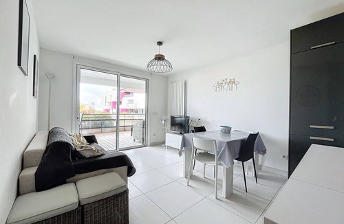 Palavas-les-Flots Apartment | Cozy Beachside F3 Apartment with Pool & Parking, 150m from the Beach