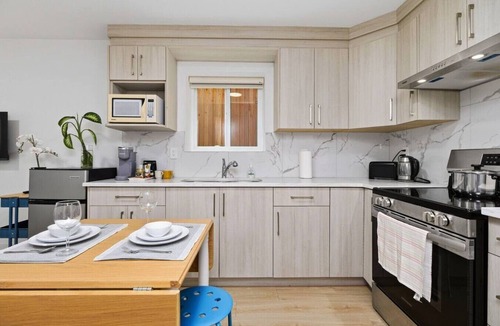 White Rock Apartment | Cozy Beachside 2-Bedroom Retreat near Pier