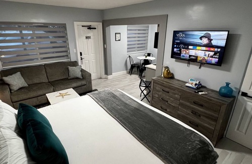 Daytona Beach Hotel | Cozy Beachside Boutique Hotel King Suite with kitchen