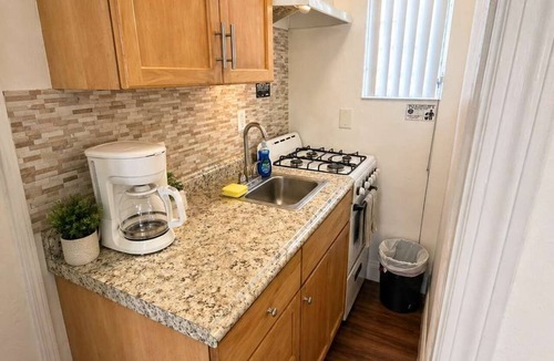 Hollywood South Central Beach Apartment | Cozy Beachside Studio for Solo Travelers & Couples
