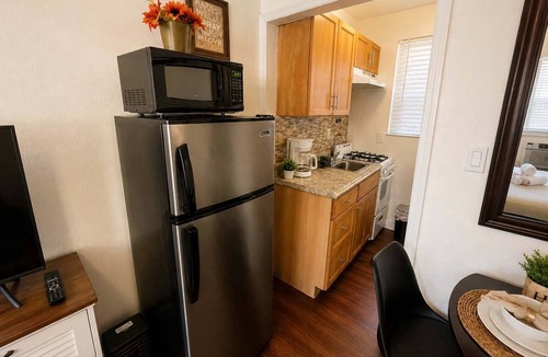 Hollywood South Central Beach Apartment | Cozy Beachside Studio for Solo Travelers & Couples