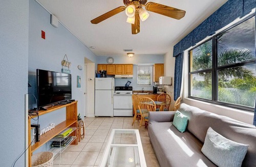 Redington Beach Condo | Cozy Beachside Getaway with Vintage Charm