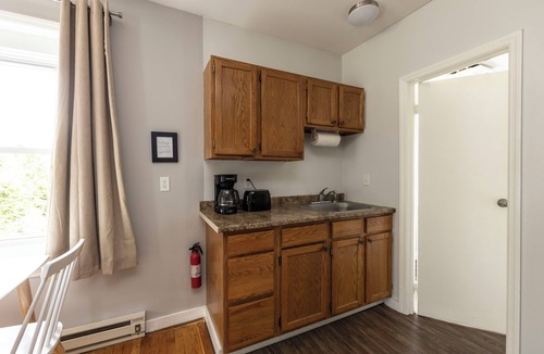Beacon Apartment | Cozy Beacon Studio /creekiside walk to Main St/backyard with fire pit