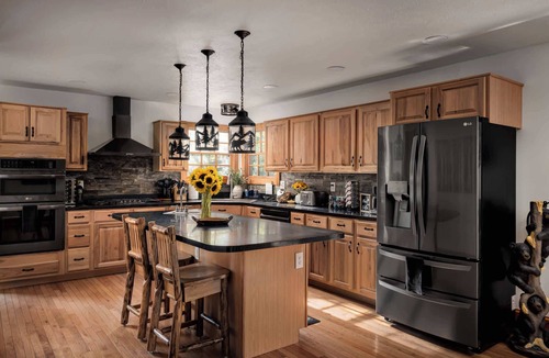 Front Royal Cabin | Cozy Bear Cabin | Hot Tub, Fenced Yard, Game & Theatre Rooms + THREE KING BEDS!